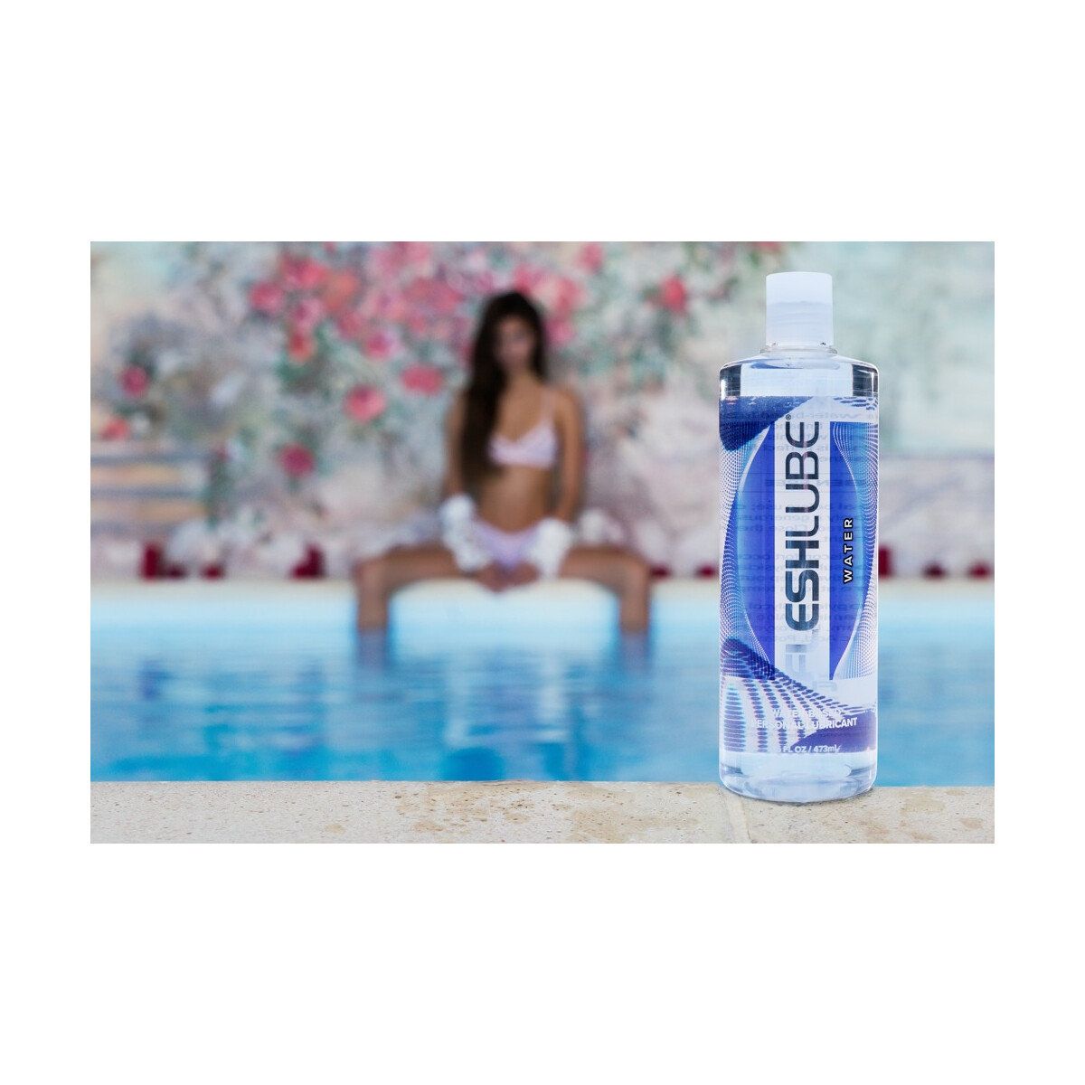 Blaue 500-ml-Flasche Fleshlight FleshLube Water Gleitgel auf