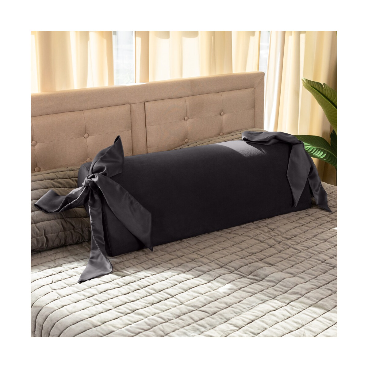 Schwarzes langes Halbrundkissen Ravish Bondage Pillow von Li
